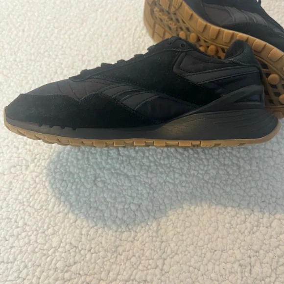Women’s Black Classic Reebok Sneakers with Gum Sole - Picture 10 of 15